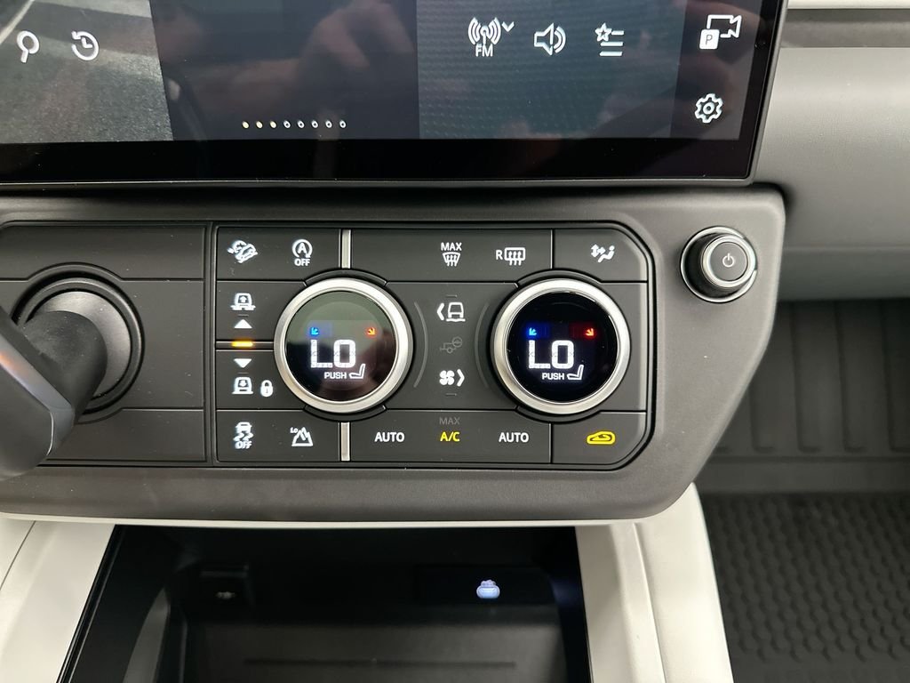 New 2026 Tasman Blue Metallic Land Rover X-Dynamic SE image 13