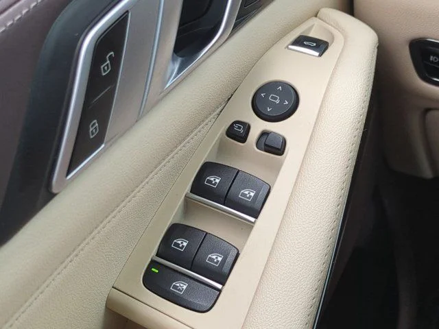 Used 2019 Beige BMW xDrive40i image 23