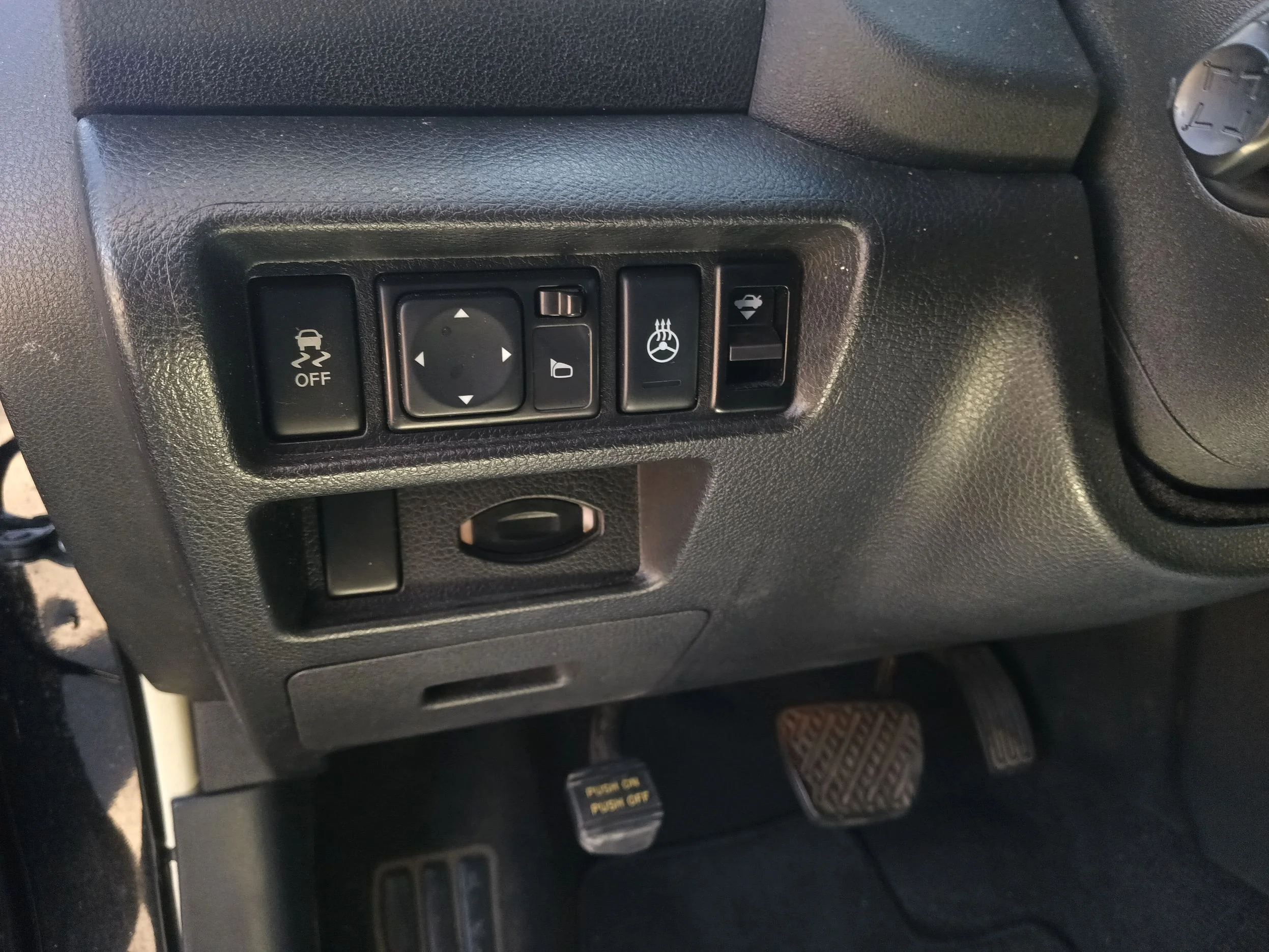 Used 2014  NISSAN  image 16