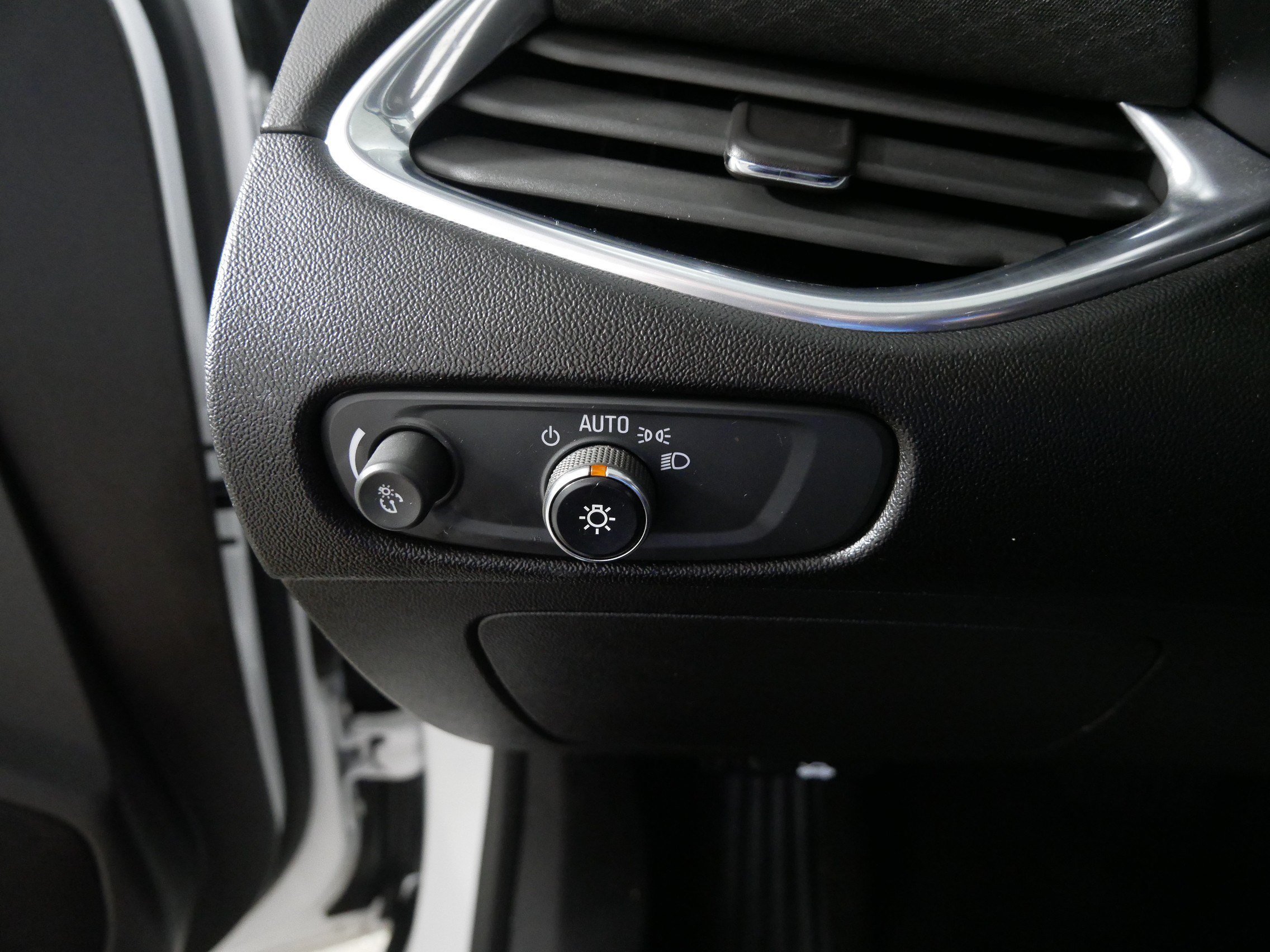 Used 2020 SUMMIT WHITE Chevrolet LT image 26
