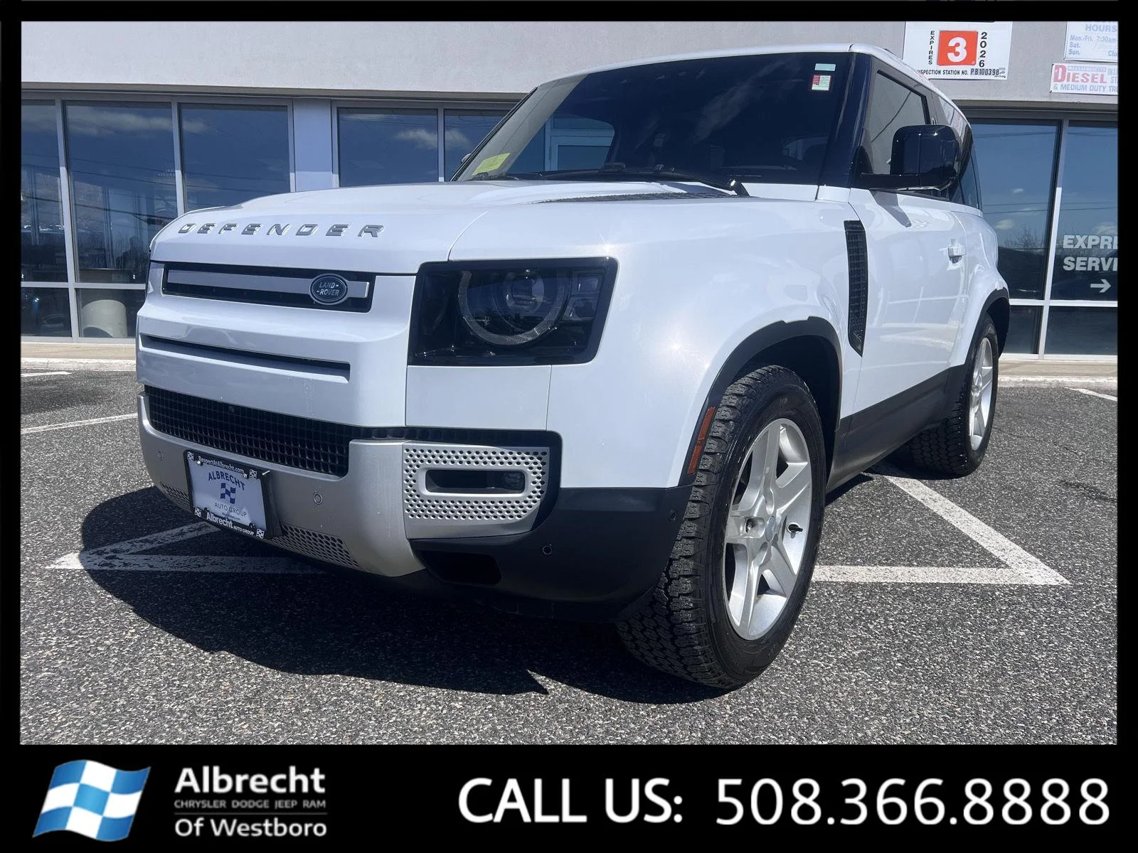 2023 Land Rover Defender SE's photo