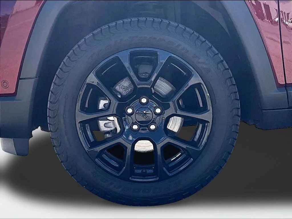 Used 2022 Red Jeep Latitude Lux image 10