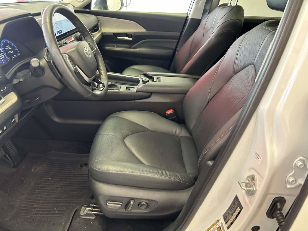 Used 2025 Beige Toyota Platinum image 16