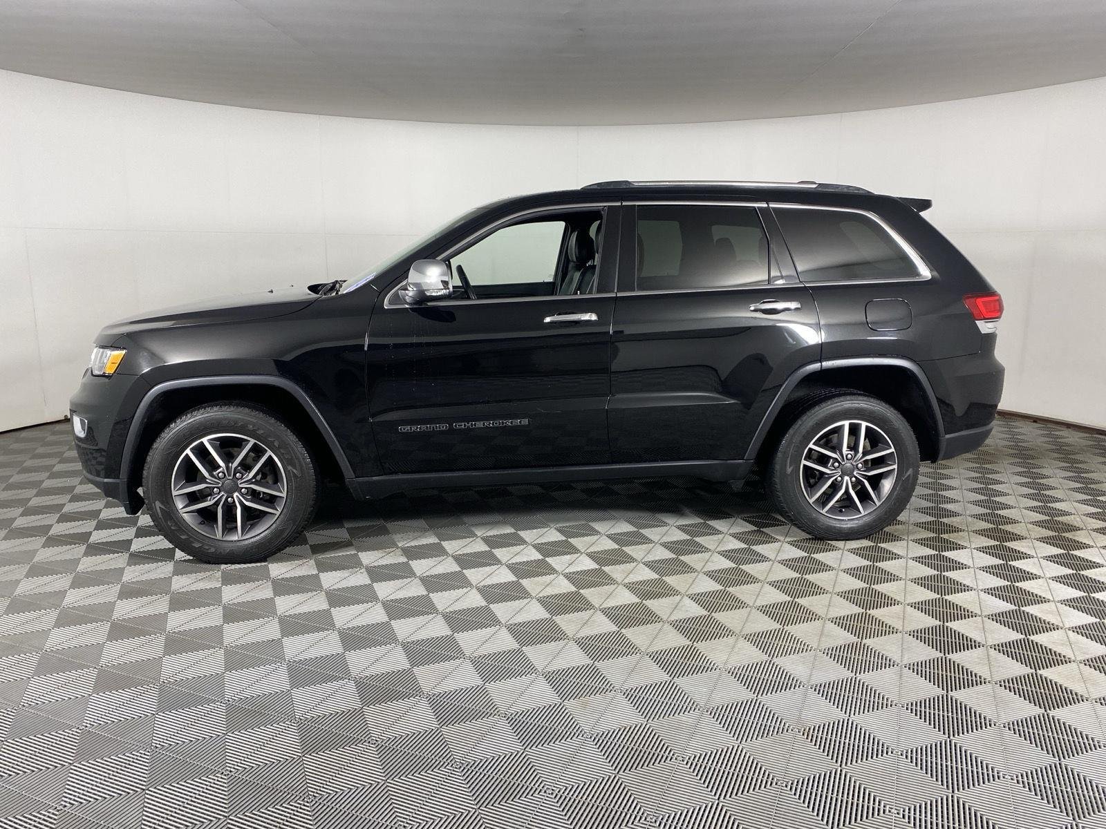 Used 2020 Diamond Black Crystal Pearlcoat Jeep Limited image 4