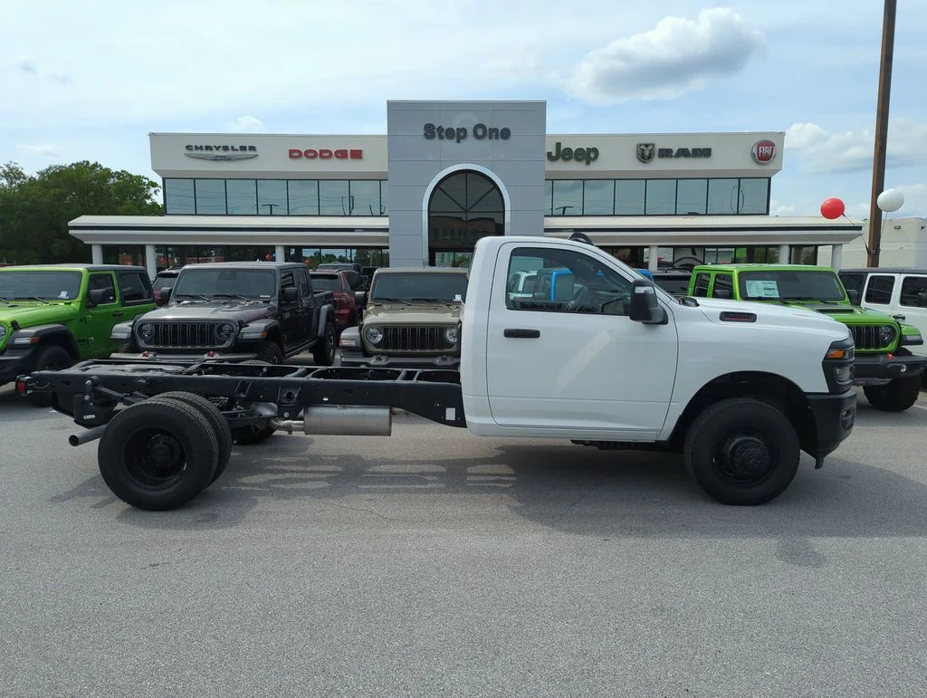New 2026 Bright White Clear-Coat Exterior Paint RAM Tradesman image 8