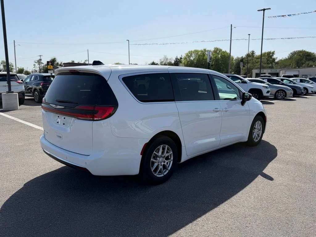 Used 2025 White Chrysler Select image 3