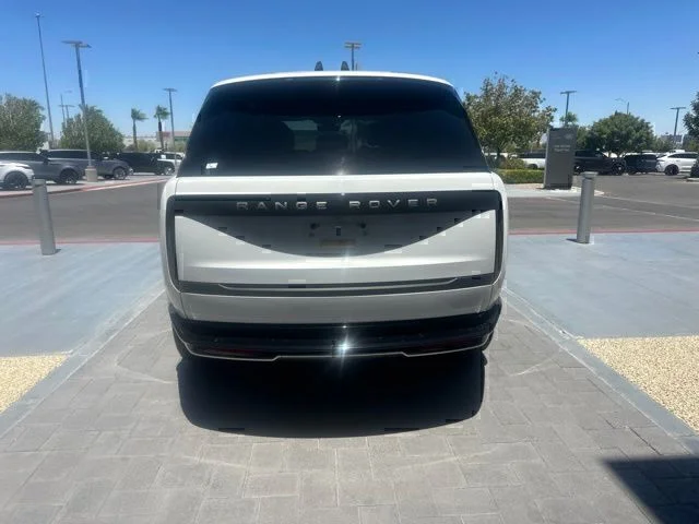 Used 2024  Land Rover SE image 6