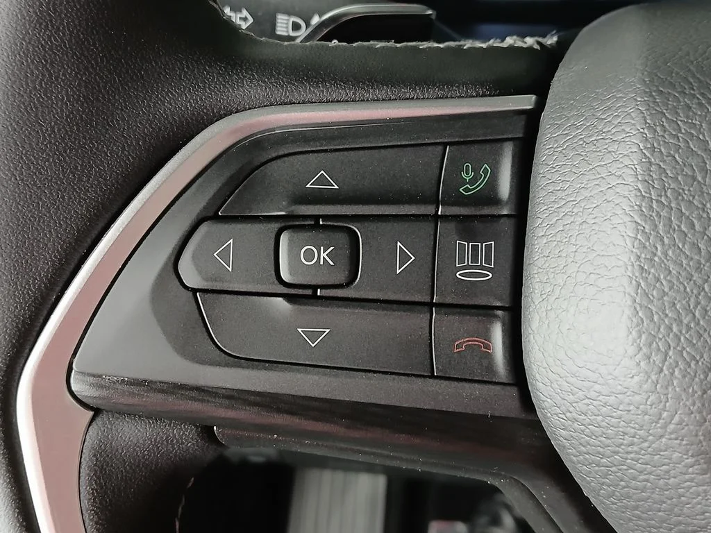 Used 2025 Black Jeep Laredo image 30