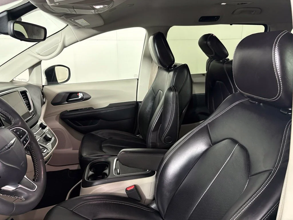 Used 2023 White Chrysler Touring L image 17