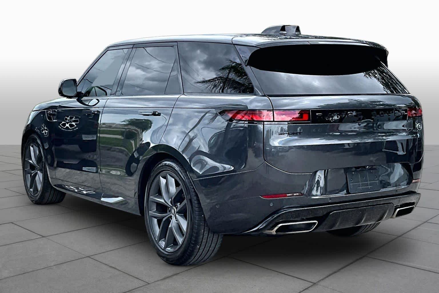 Used 2023  Land Rover SE Dynamic image 12