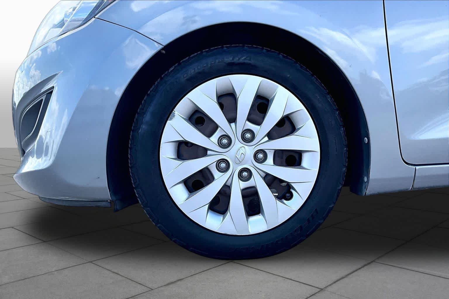 Used 2016 Titanium Gray Metallic Hyundai  image 11