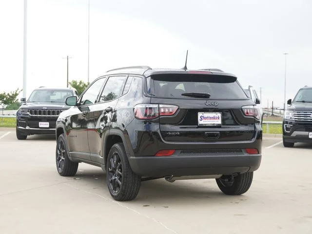 New 2026 Diamond Black Crystal Pearl-Coat Exterior Paint Jeep Latitude image 7