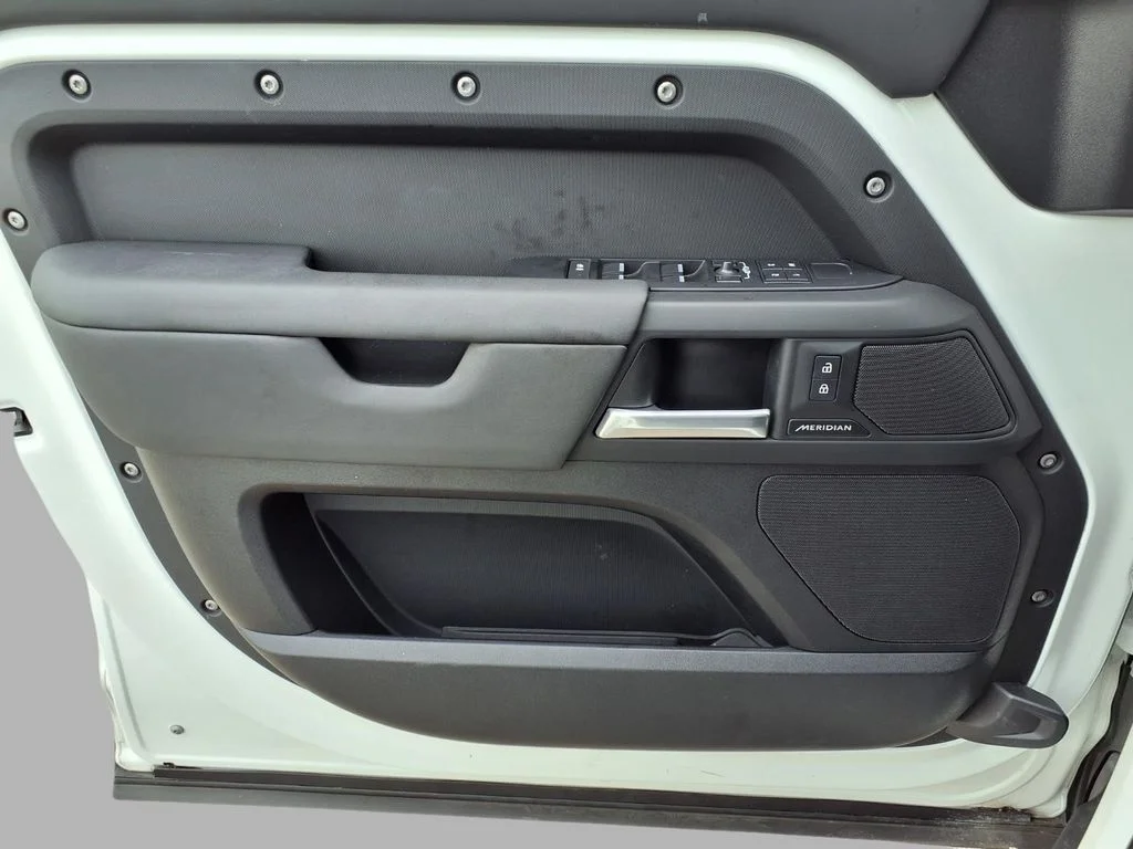 Used 2025 White Land Rover S image 19