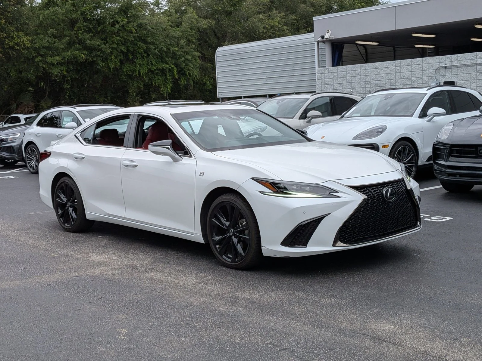 Used 2024 Ultra White Lexus ES 300h F SPORT Handling image 6