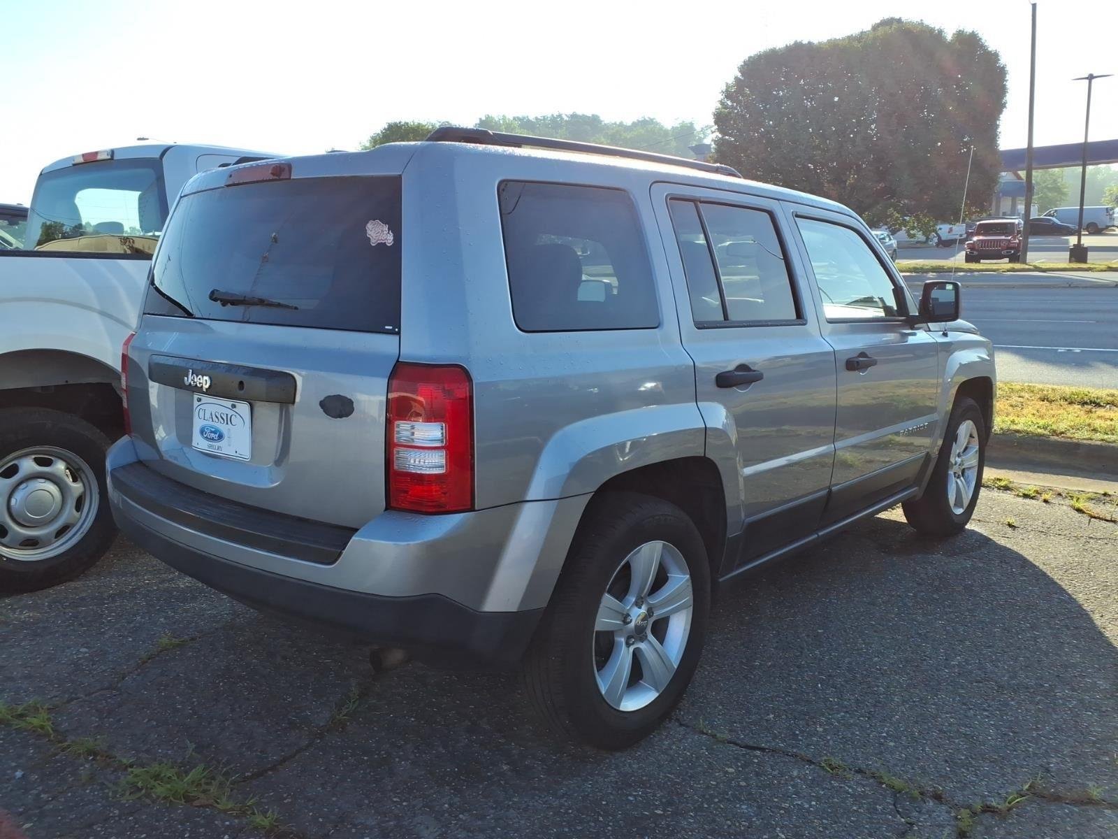 Used 2016 Billet Silver Metallic Clearcoat Jeep Sport image 6
