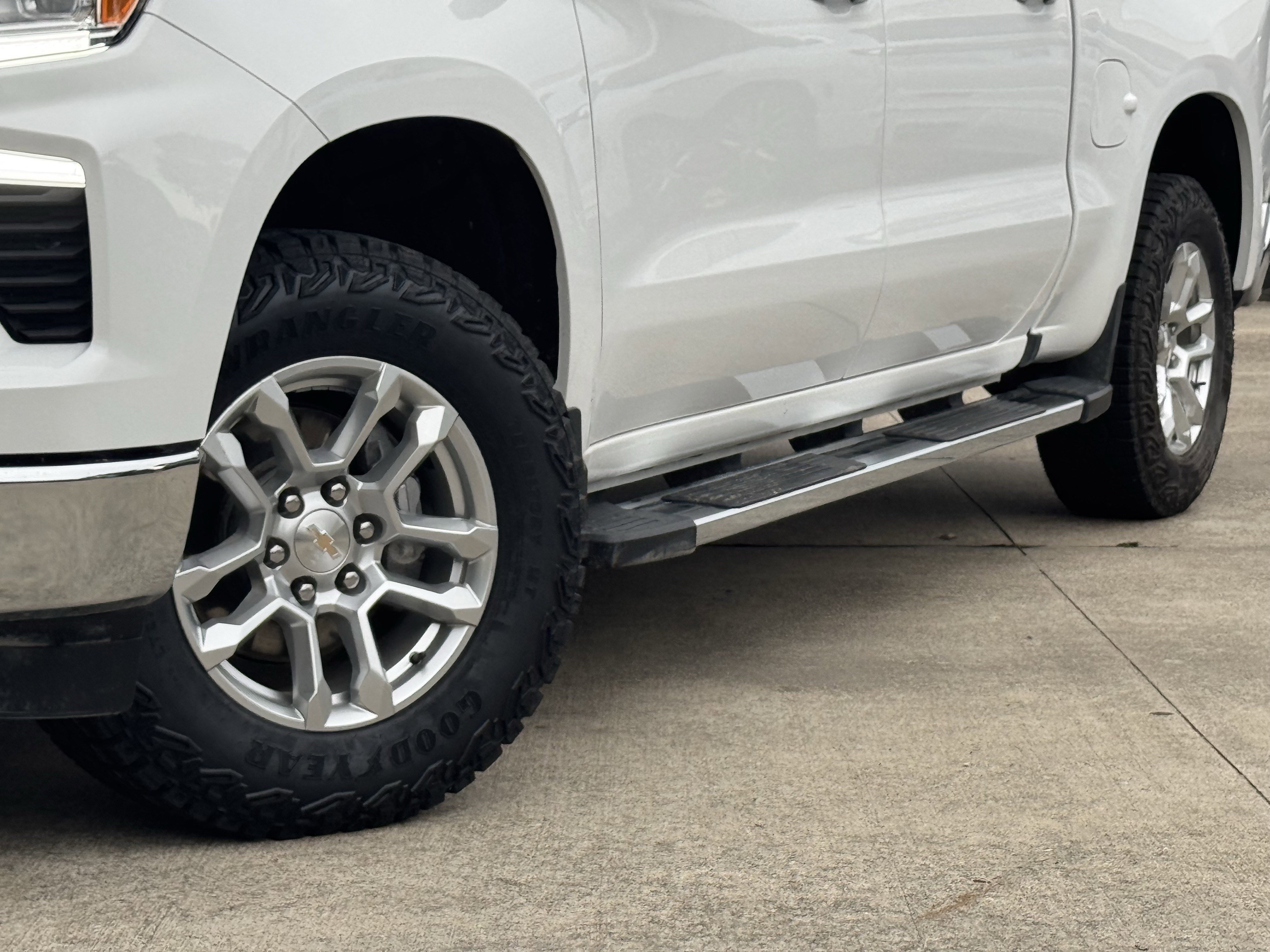 Used 2025 Summit White Chevrolet LTZ image 11