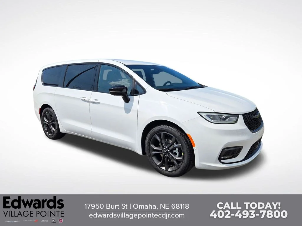 2026 Chrysler Pacifica Select's photo