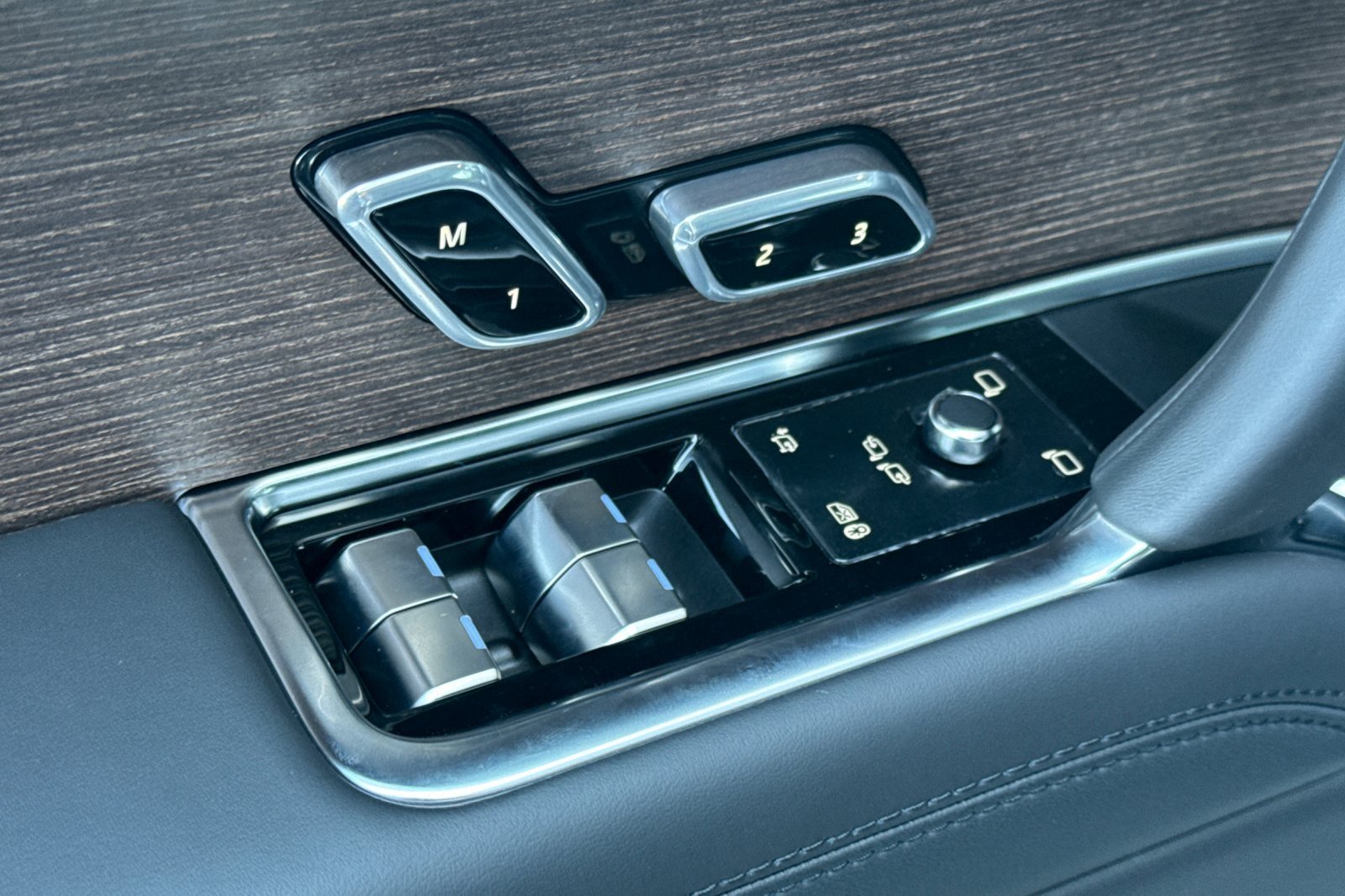 New 2027 Batumi Gold LAND ROVER SE image 11