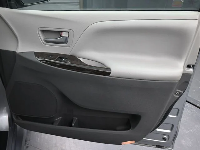 Used 2018 Silver Toyota XLE image 22
