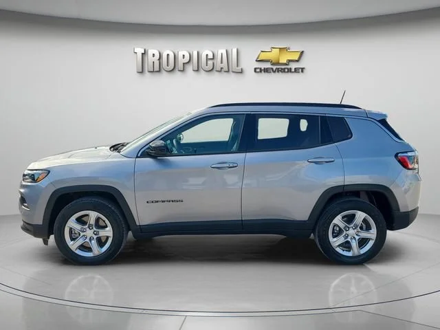 Used 2024 Silver Jeep Latitude image 2