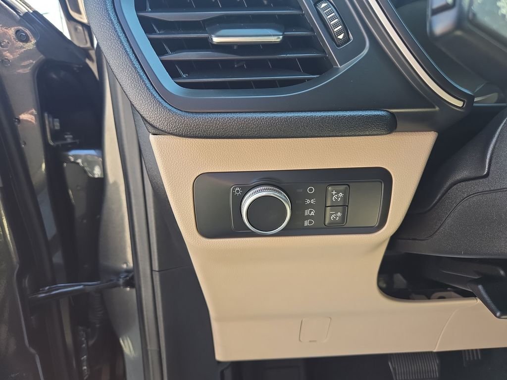 Used 2020 Magnetic Ford SE image 31