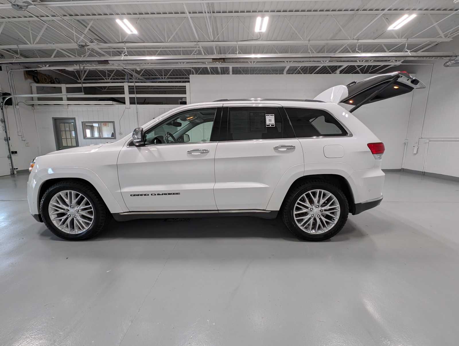 Used 2018 Ivory Tri-Coat Pearl Jeep Summit image 12