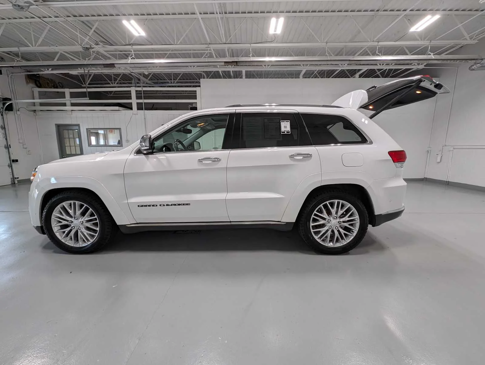 Used 2018 Ivory Tri-Coat Pearl Jeep Summit image 12