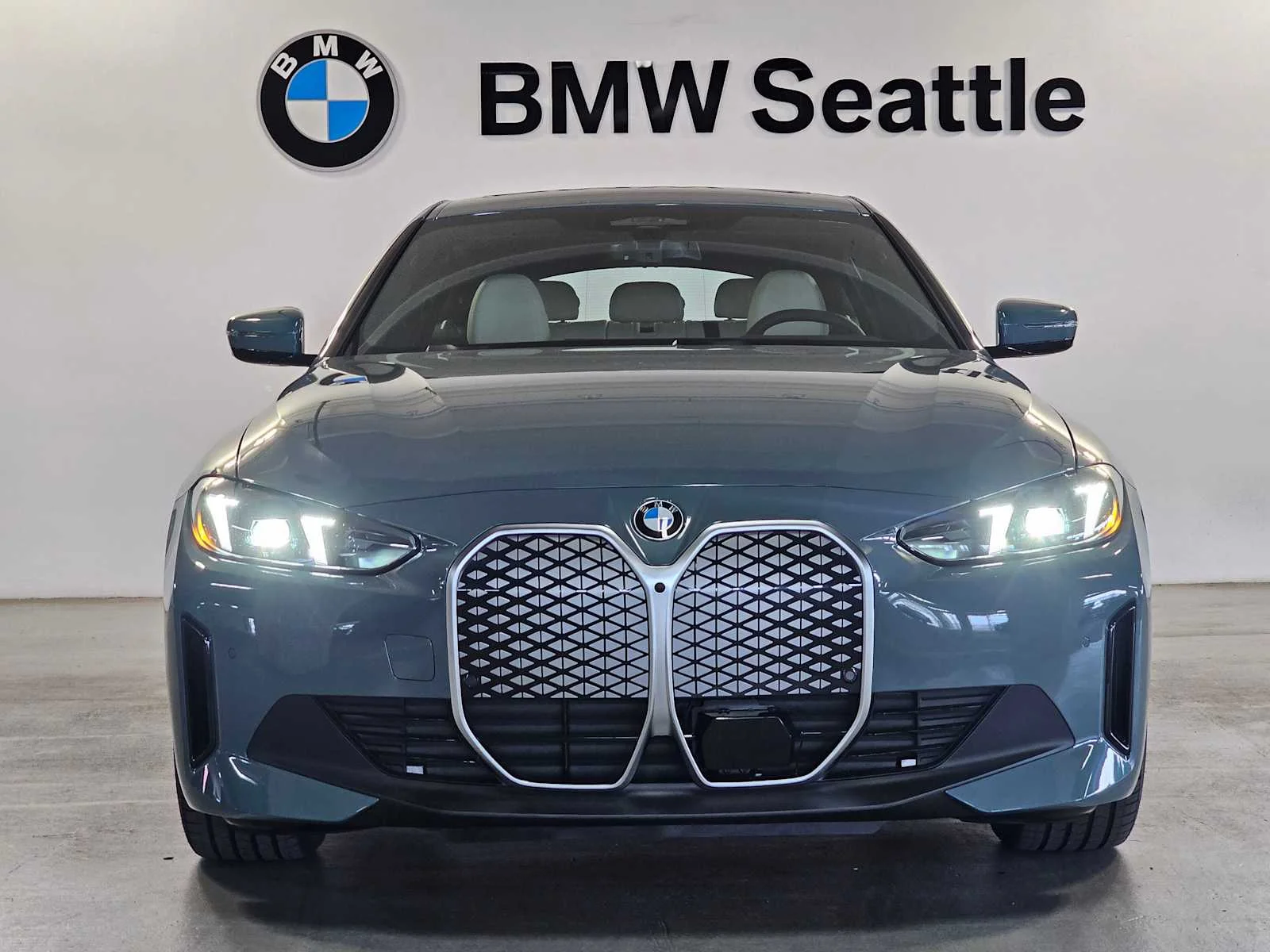 New 2026 Cape York Green Metallic BMW xDrive40 image 6