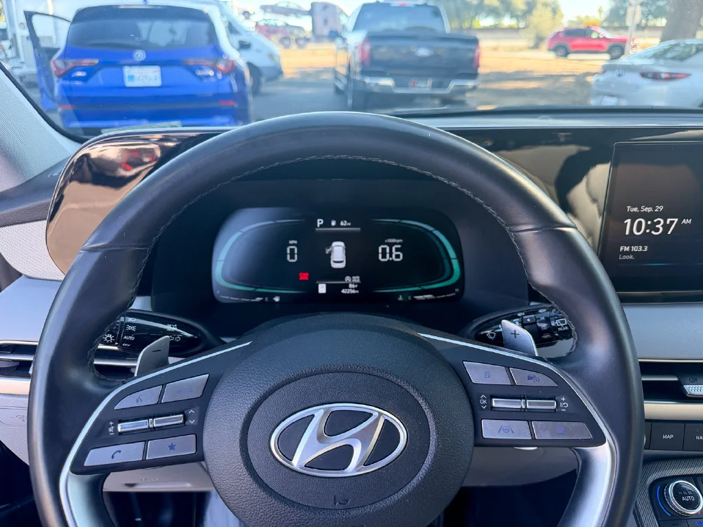 Used 2025 Moonlight Cloud Hyundai SEL image 14