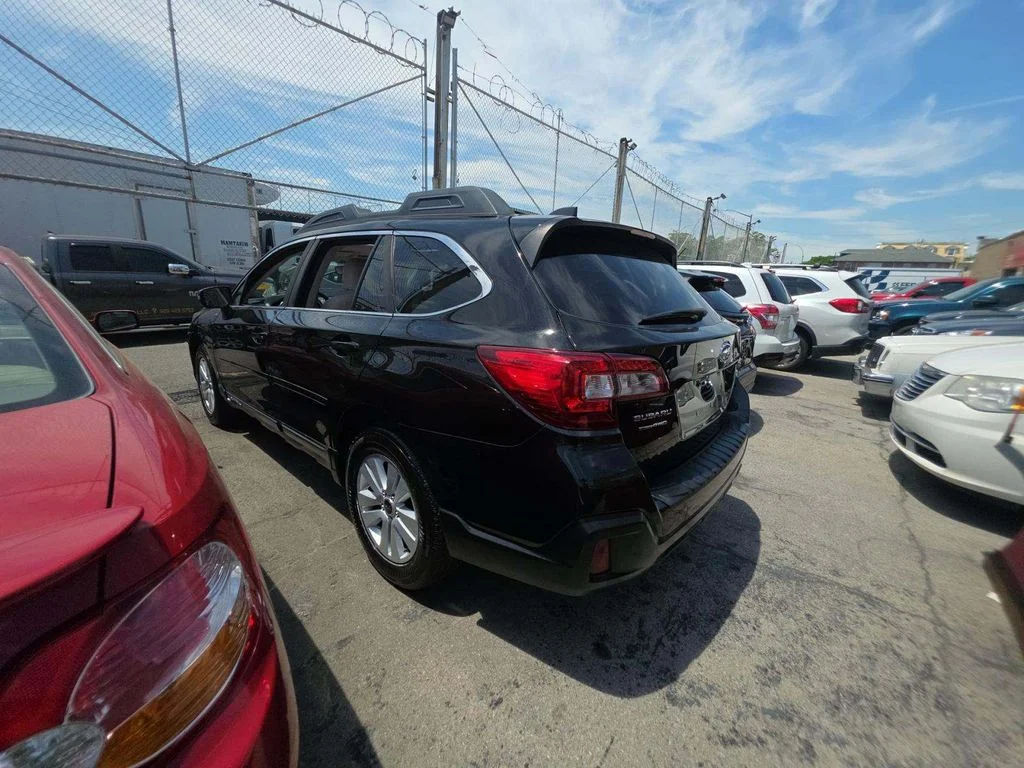 Used 2018 Black Subaru 2.5i Premium image 3