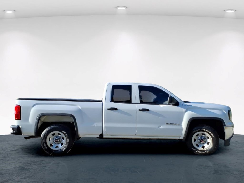 Used 2018 White GMC Base image 5