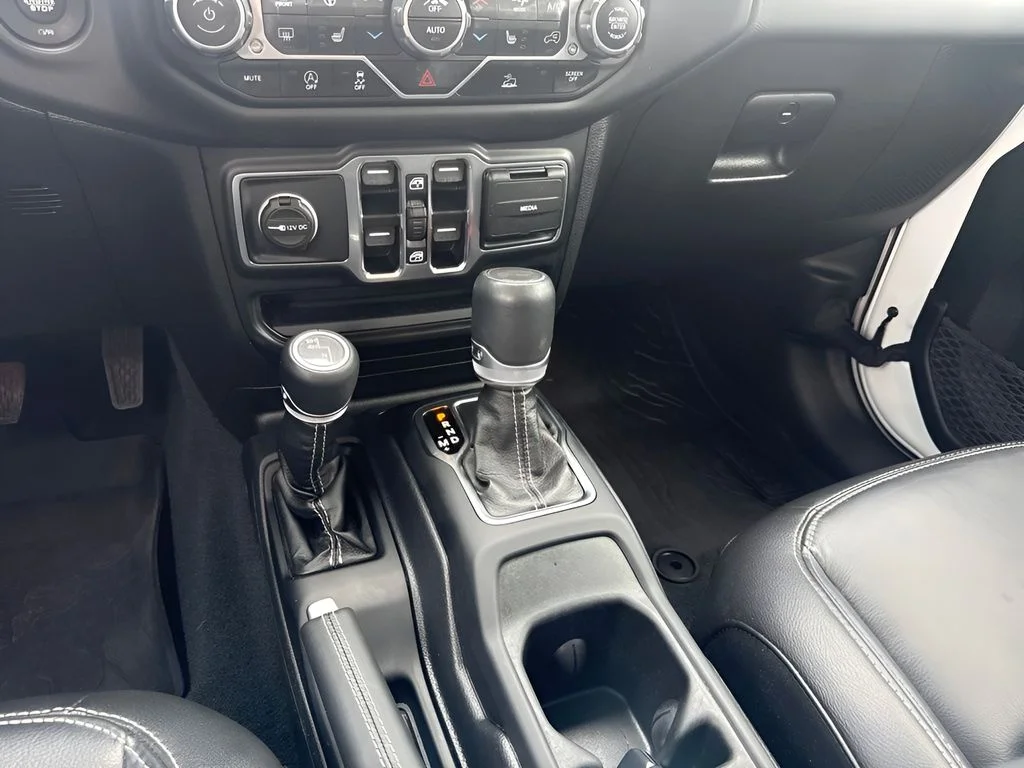 Used 2022 White Jeep Unlimited Sahara image 13
