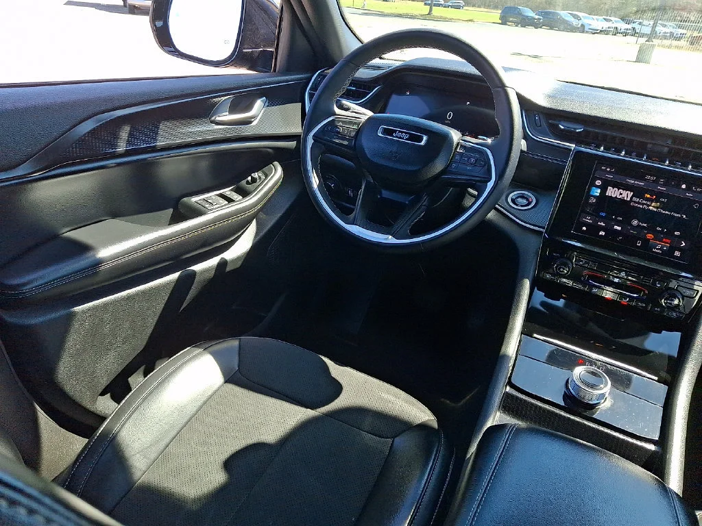 Used 2024 Diamond Black Crystal Pearlcoat Jeep Altitude image 15