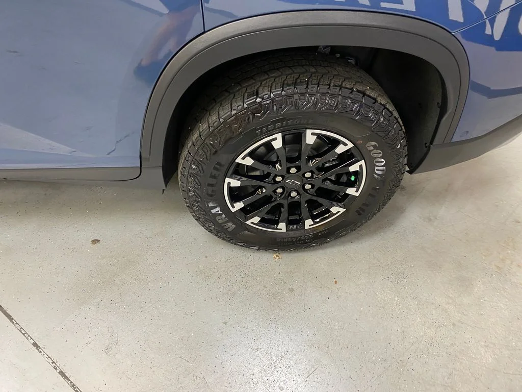 Used 2026 Blue Chevrolet Z71 image 12