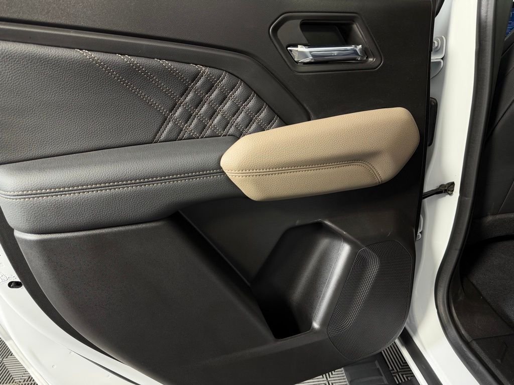 Used 2024 White GMC Denali image 28