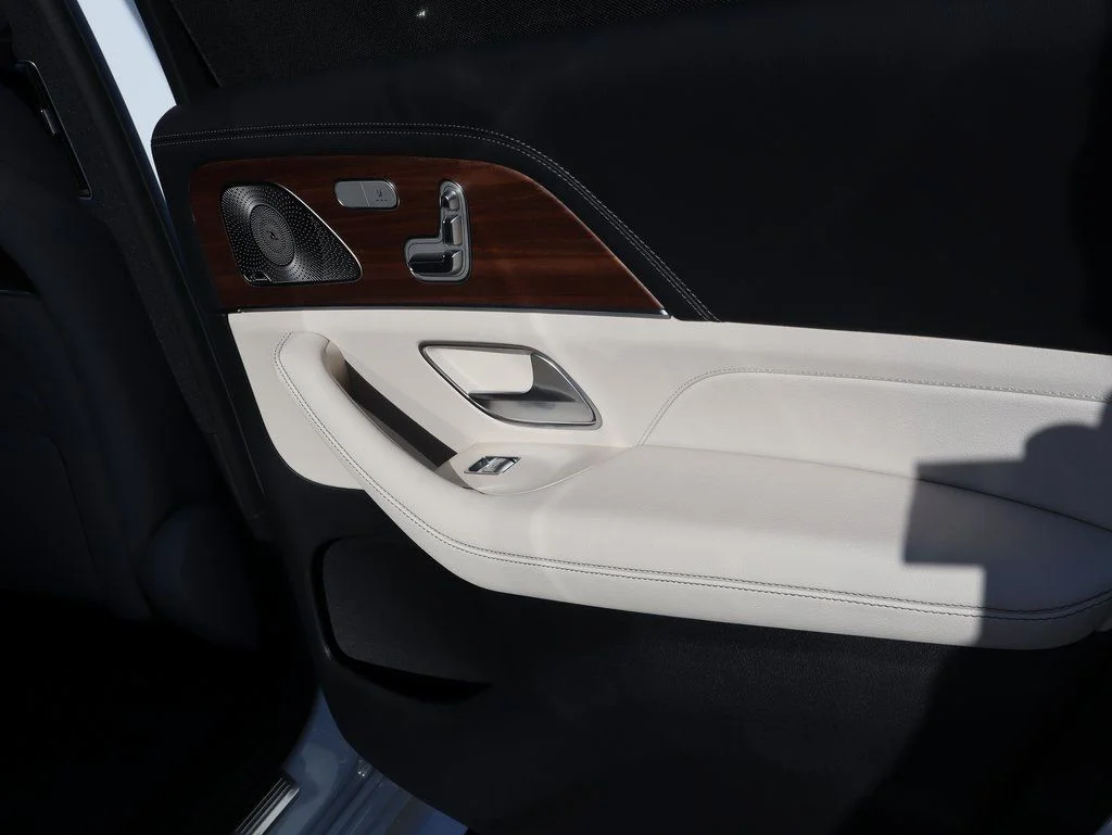 New 2026 MANUFAKTUR Moonlight White Metallic Mercedes-Benz GLS 450 image 19