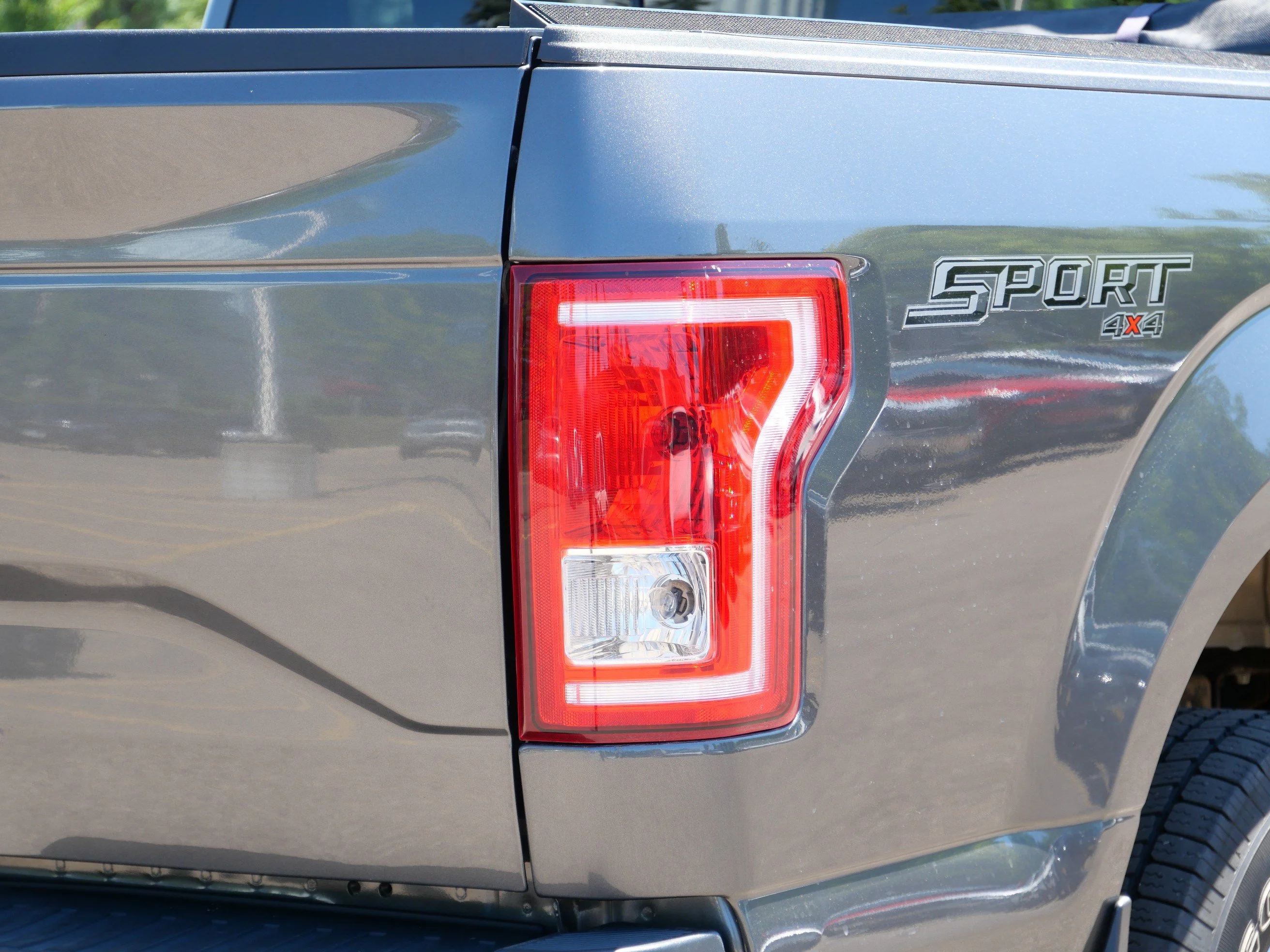 Used 2015 Magnetic Metallic Ford XL image 17