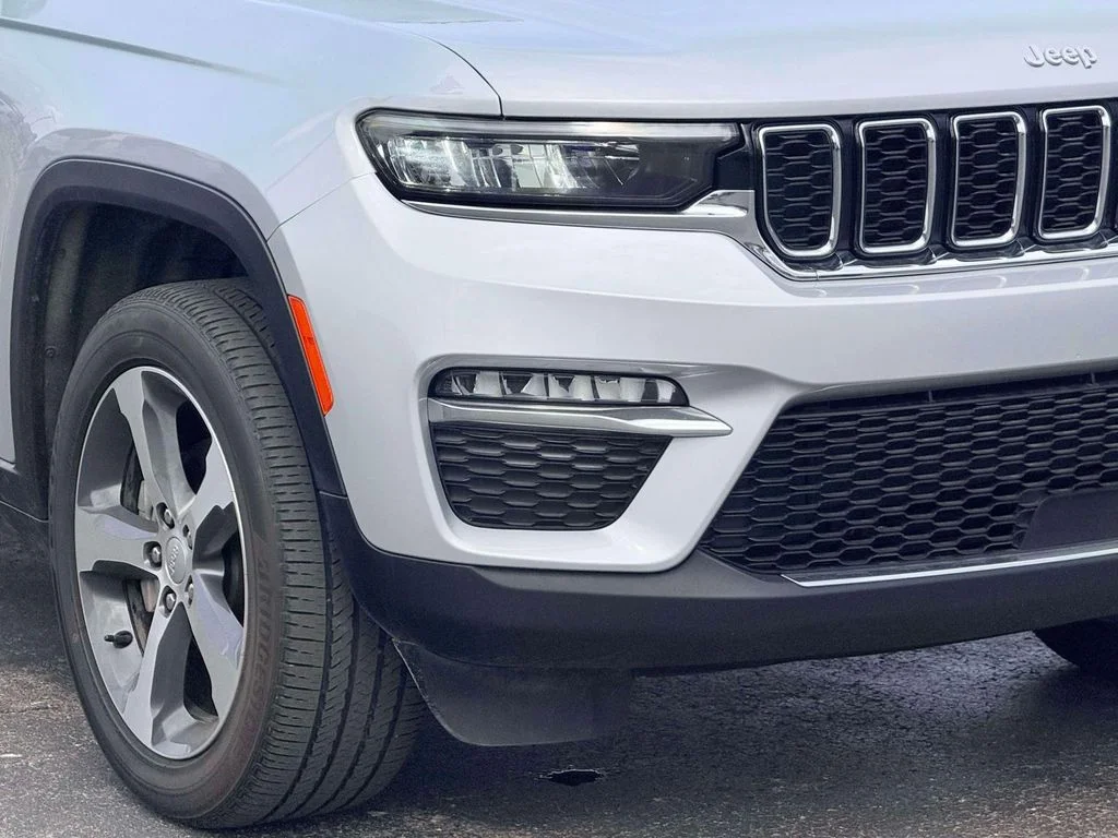 Used 2024 Silver Jeep Limited image 5
