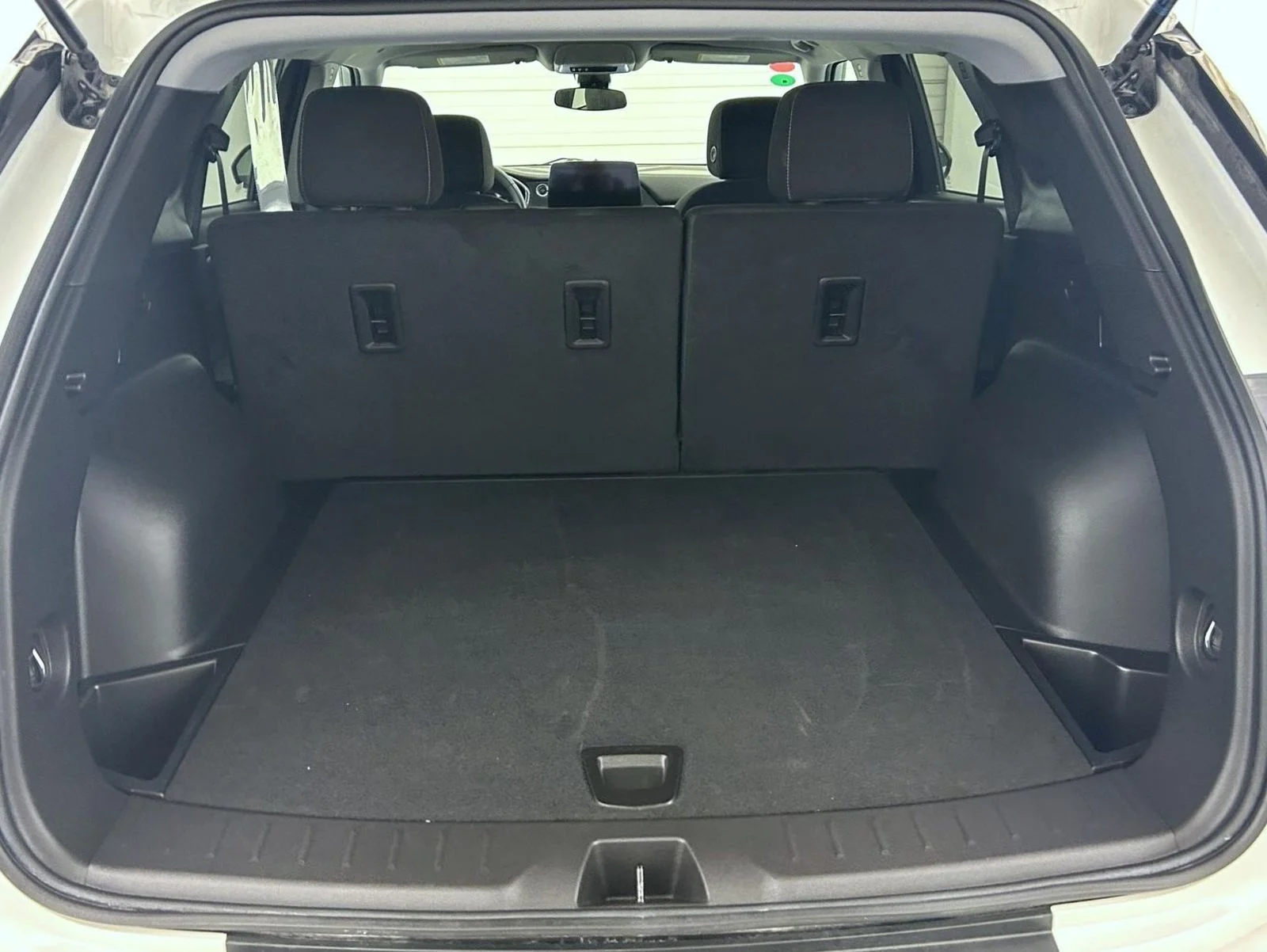 Used 2025 White Chevrolet LT image 22