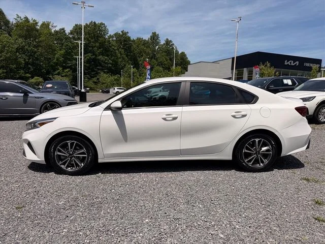 Used 2022 White Kia LXS image 4