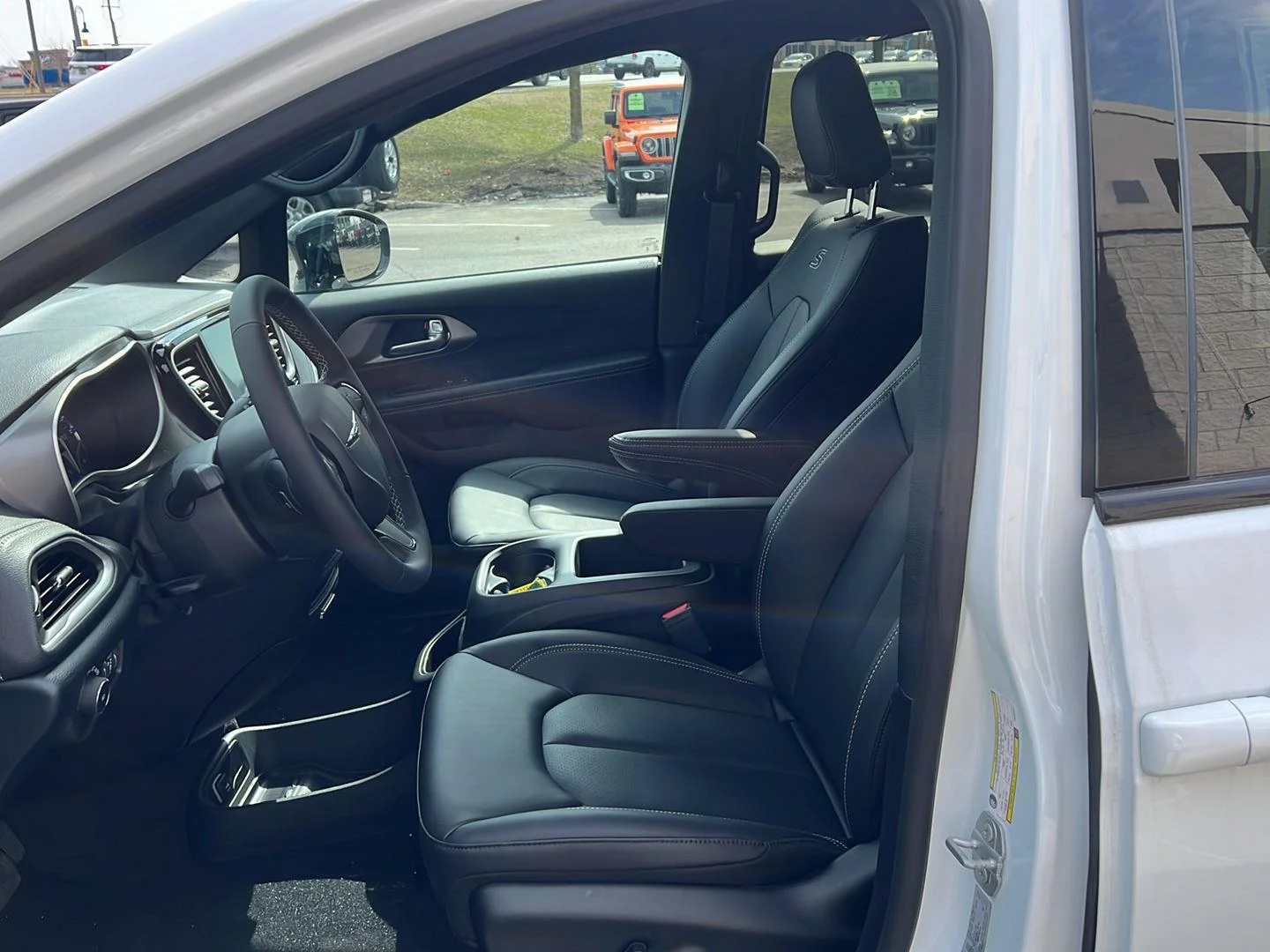 New 2026 Bright White Clear-Coat Exterior Paint Chrysler Select image 10