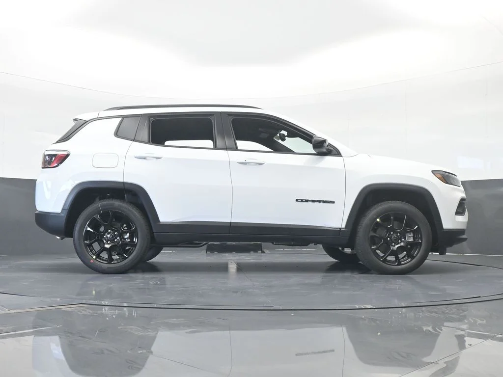 New 2026 Bright White Clear-Coat Exterior Paint Jeep Latitude image 54