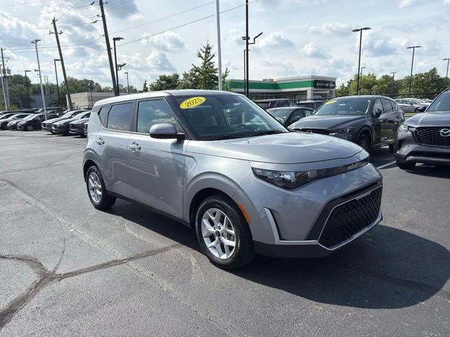 Used 2025  Kia LX image 1