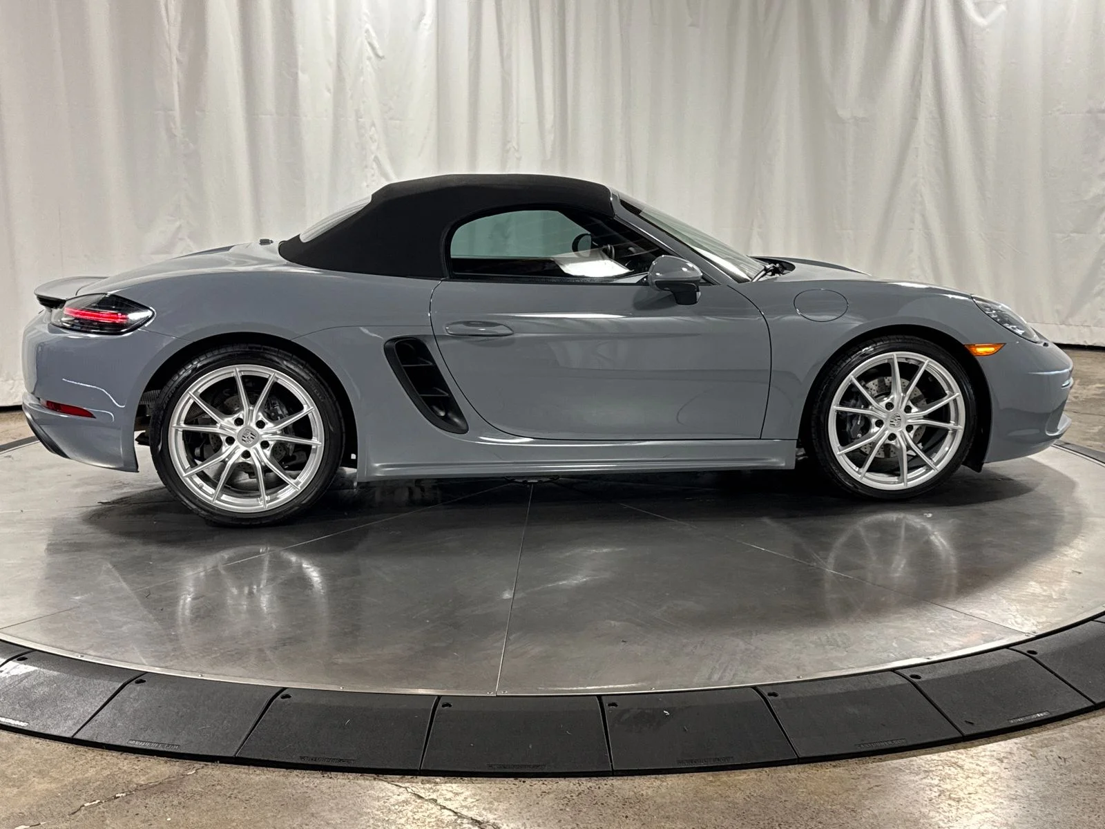 Used 2025  Porsche Base image 5