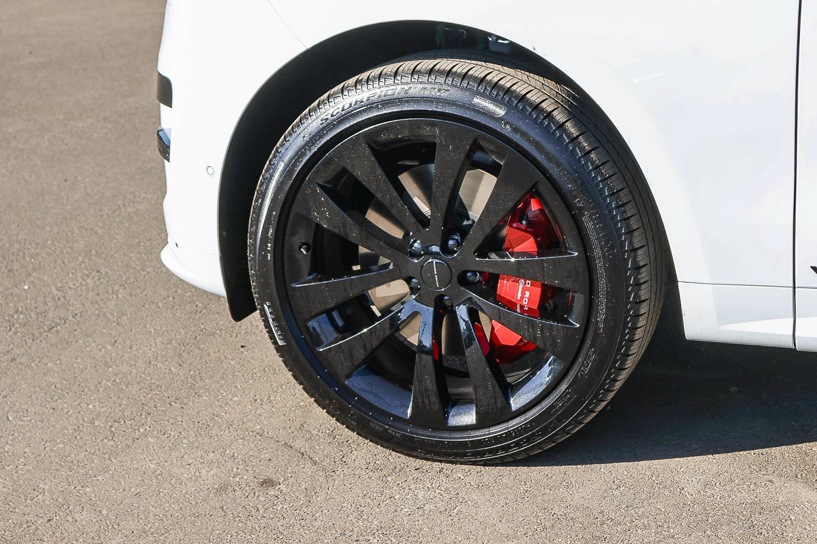 New 2026 Fuji White LAND ROVER Dynamic SE image 9