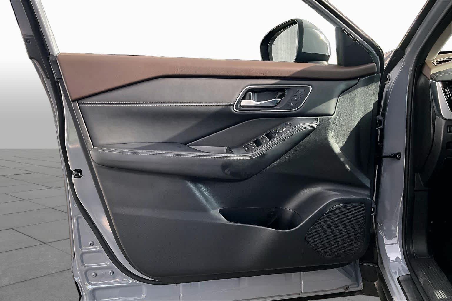 Used 2023 Boulder Gray Pearl Nissan Platinum image 22