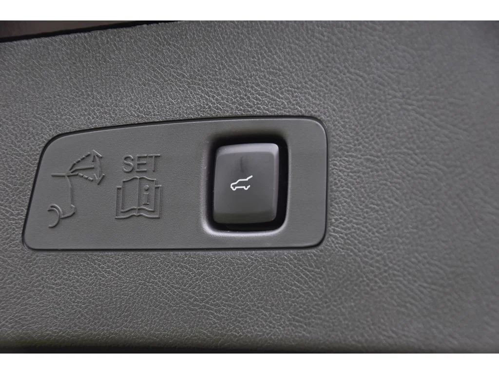 Used 2025 Infinite Black Metallic Clearcoat Lincoln Premiere image 20