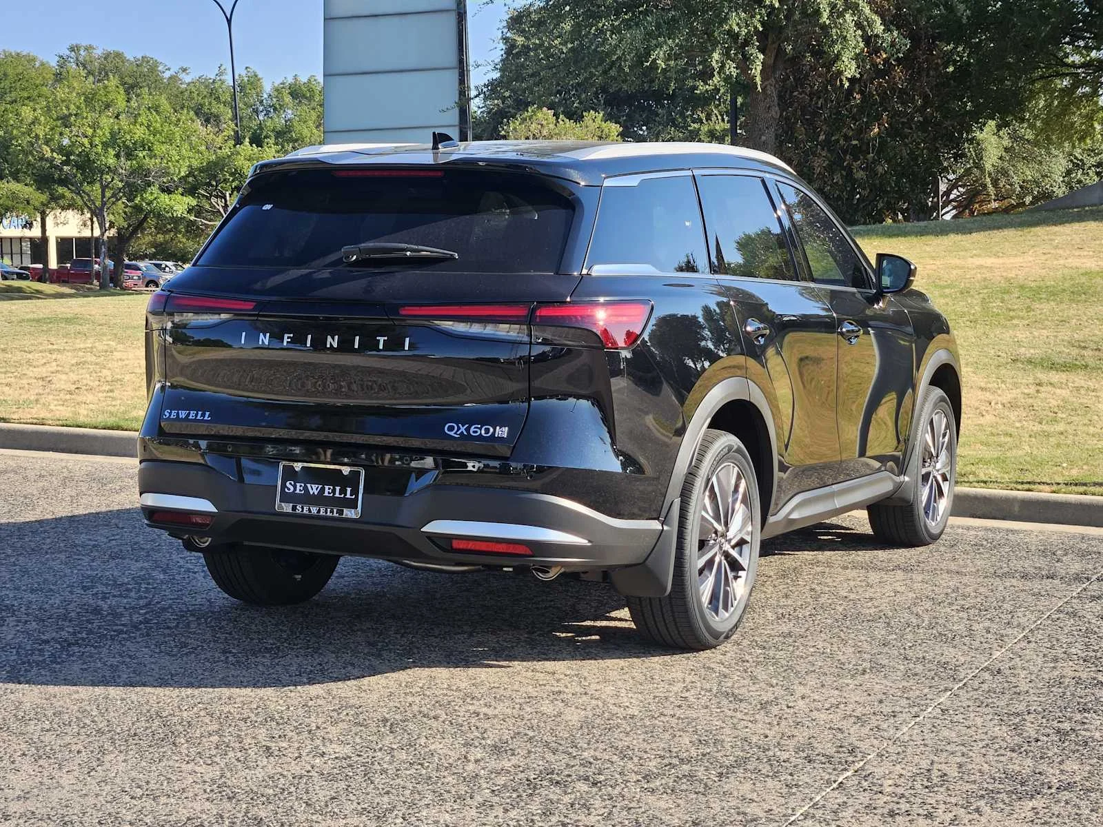 New 2027 MINERAL BLACK INFINITI Luxe AWD image 4