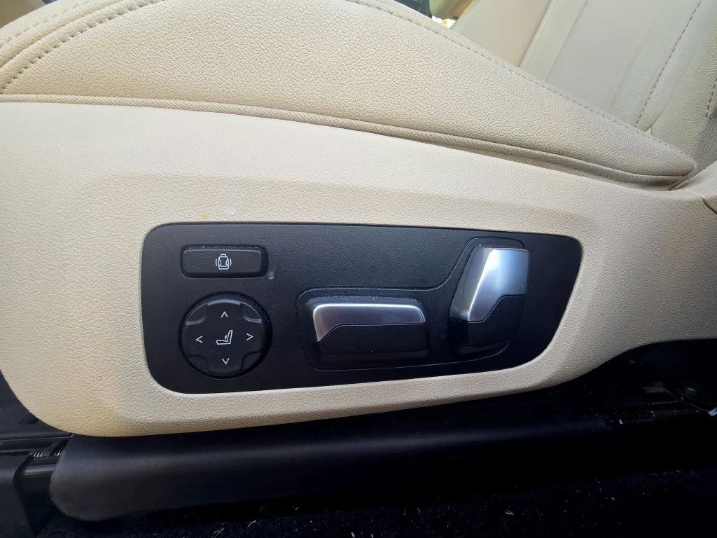 Used 2019 White BMW sDrive30i image 19