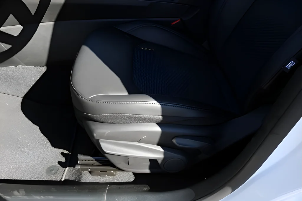 New 2026 White Jeep Latitude image 13